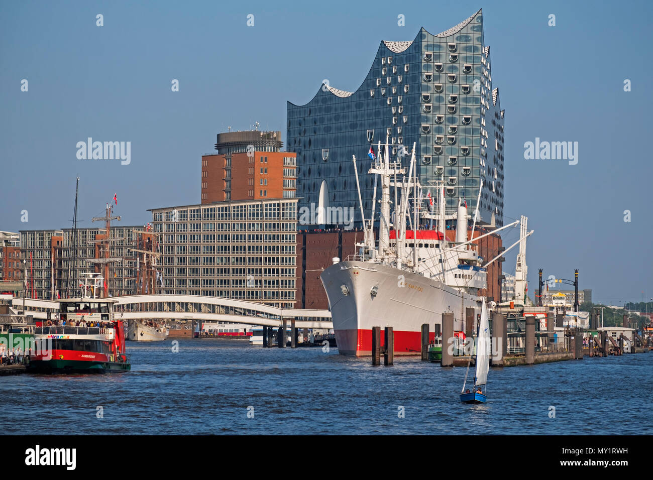 Elbphilharmonie Concert Hall y el Cap San Diego barco museo en Hamburgo, Alemania Foto de stock