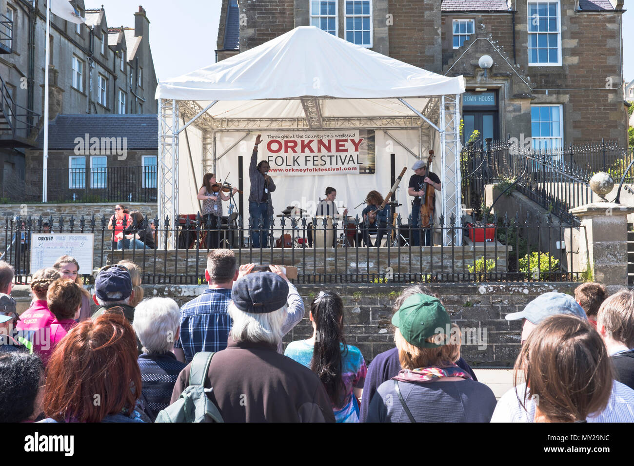 dh Stromness Folk Festival STROMNESS ORKNEY Música tradicional banda de música al aire libre calle multitud gente festivales escoceses músicos escocia reino unido Foto de stock