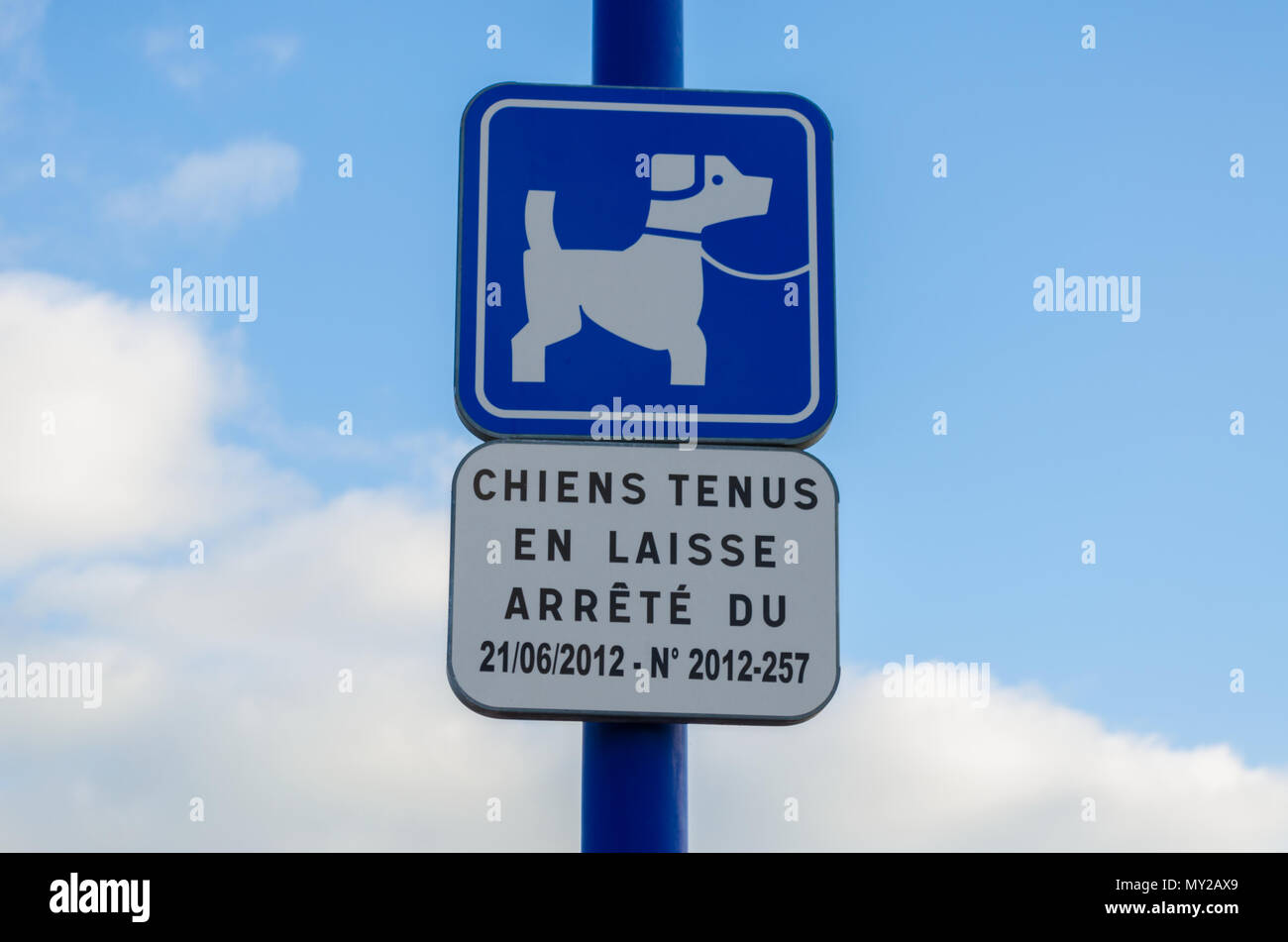 Un signo de la calle Francesa, que advierte que los perros deben mantenerse en sus derivaciones. Foto de stock