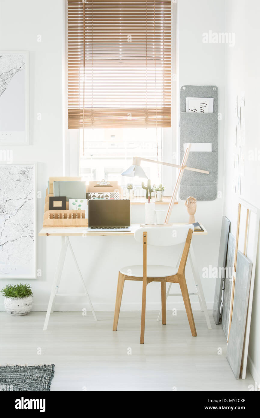 Home Office con portátiles, de escritorio y laptop lámpara de pie debajo de  la ventana, con persianas en salón interior blanco Fotografía de stock -  Alamy