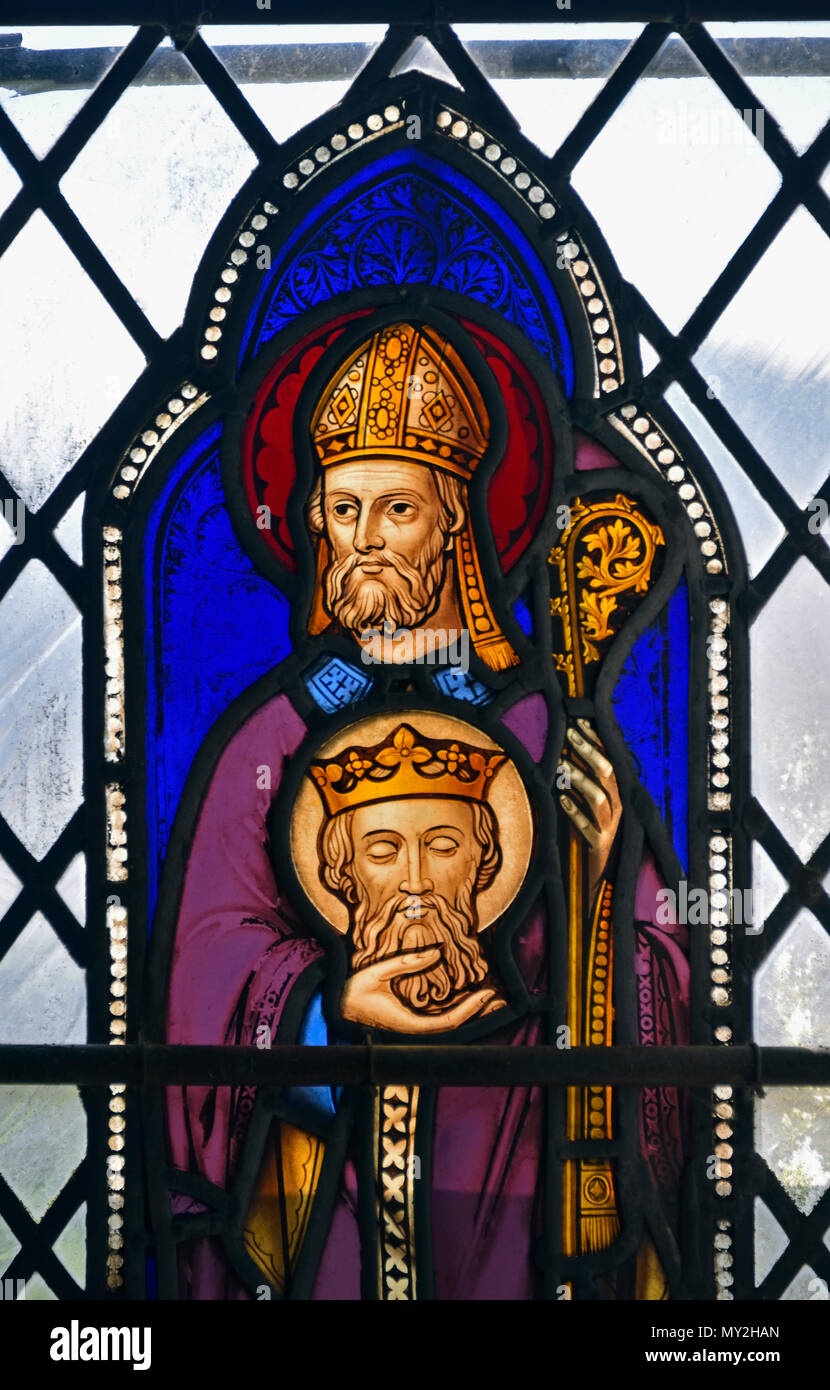 Saint Cuthbert con la cabeza de San Oswald. Vidriera, la iglesia parroquial de San Kentigern, Gran Crosthwaite, Cumbria. Foto de stock