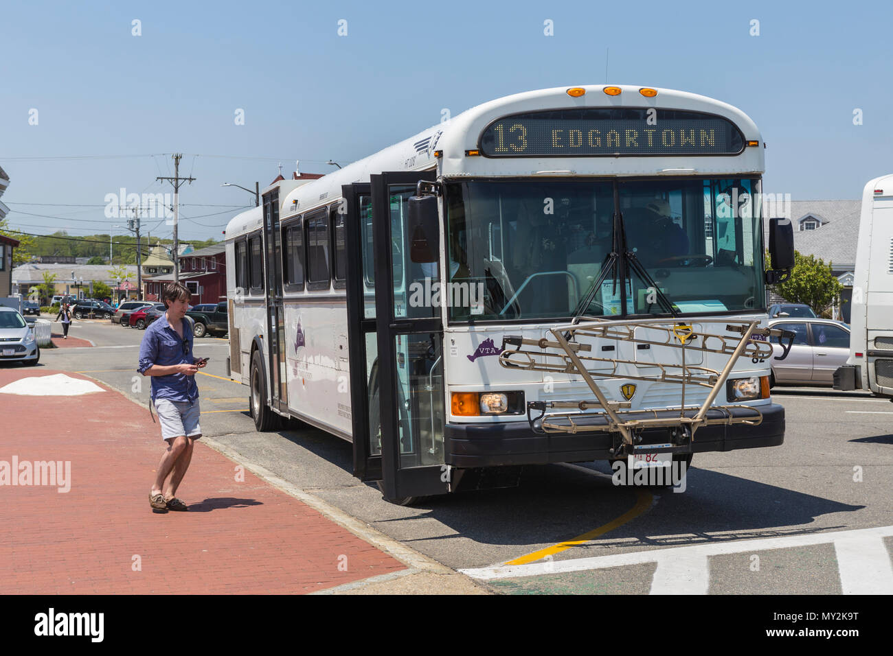 Un hombre juntas un bus de la ruta 13, mientras se prepara para apartarse de Ocean Park en Oak Bluffs, Massachusetts dirigió en Edgartown en Martha's Vineyard. Foto de stock