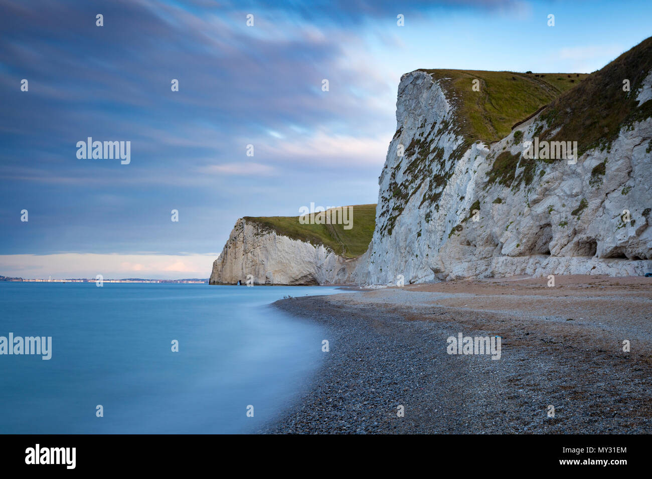 Amanecer sobre Bats Head, Swyre Head, y la Costa Jurásica cerca de Durdle Door, Dorset, Inglaterra Foto de stock