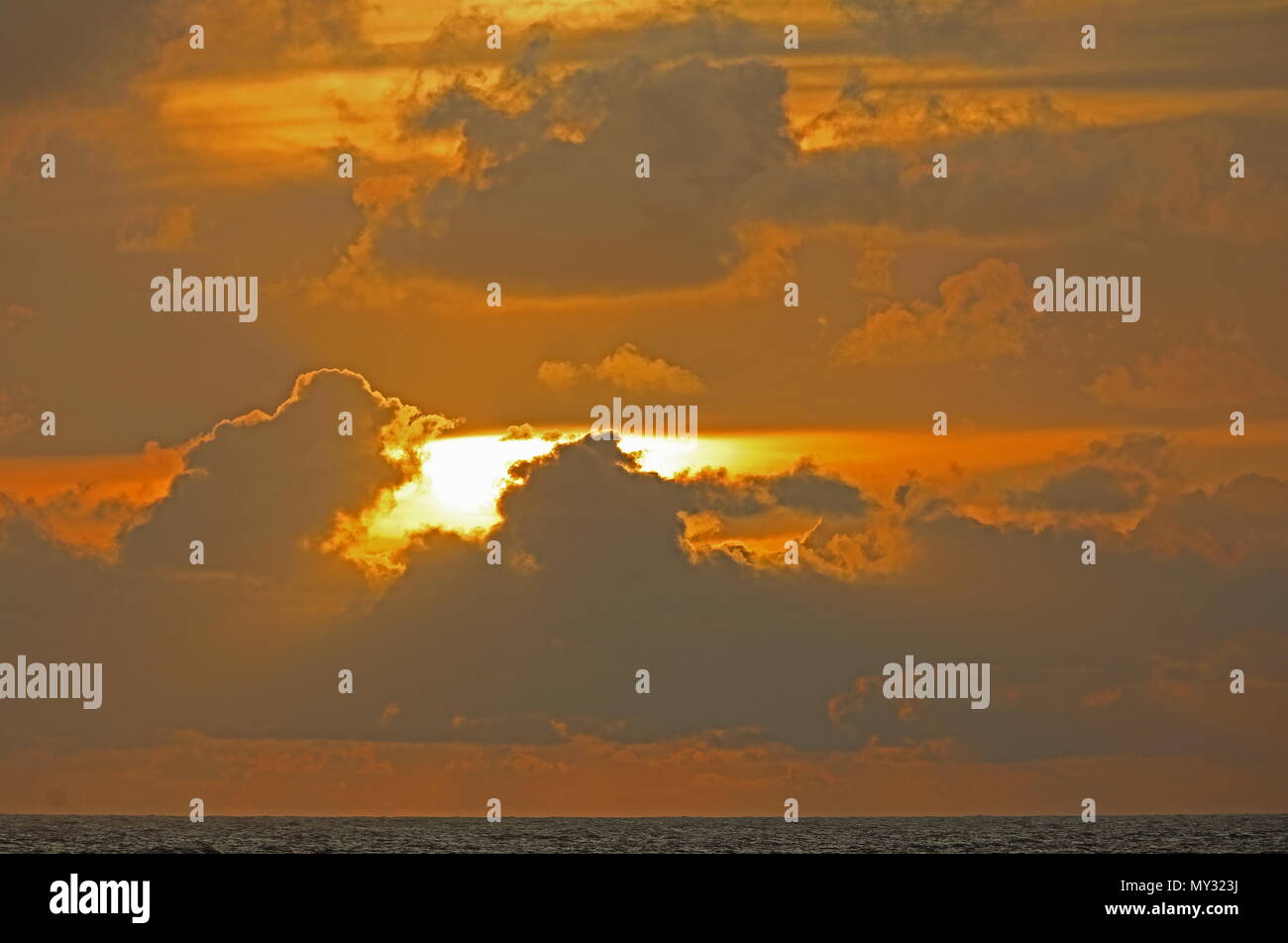 Sun rompiendo a través de las nubes en la tarde en el mar Océano Atlántico al norte de Cabo Verde Mayorange Foto de stock