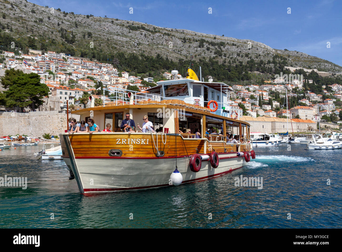 El ferry de Lokrum, el Zrinski, dejando el puerto viejo de Dubrovnik, en Croacia. Foto de stock