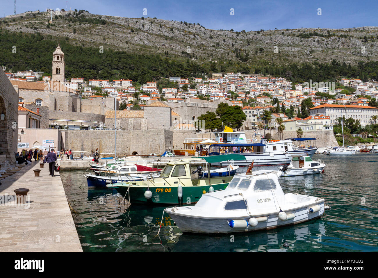 Barcos en el puerto viejo de Dubrovnik, en Croacia. Foto de stock