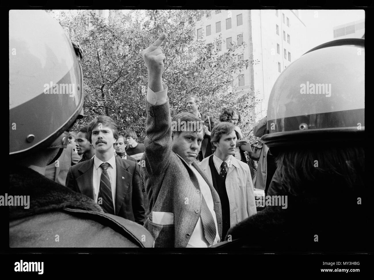 Un manifestante utiliza su dedo medio para expresar la ira y la frustración ante la actual crisis del rehén de Irán, Washington DC, 11/9/1979. Foto por Marion S. Trikosko. Foto de stock