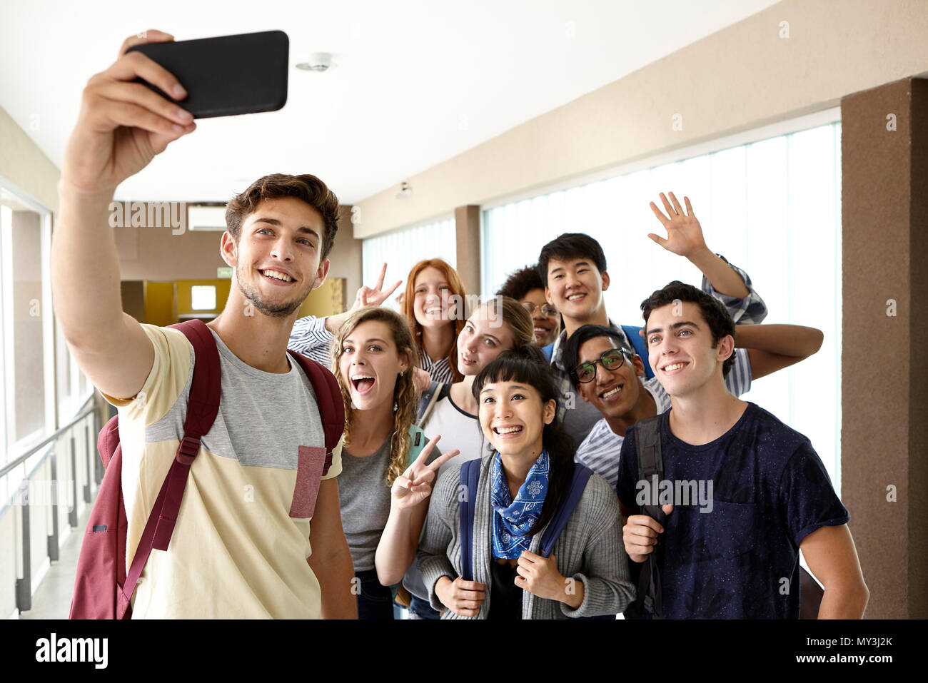 Los estudiantes posando para grupo selfie Foto de stock