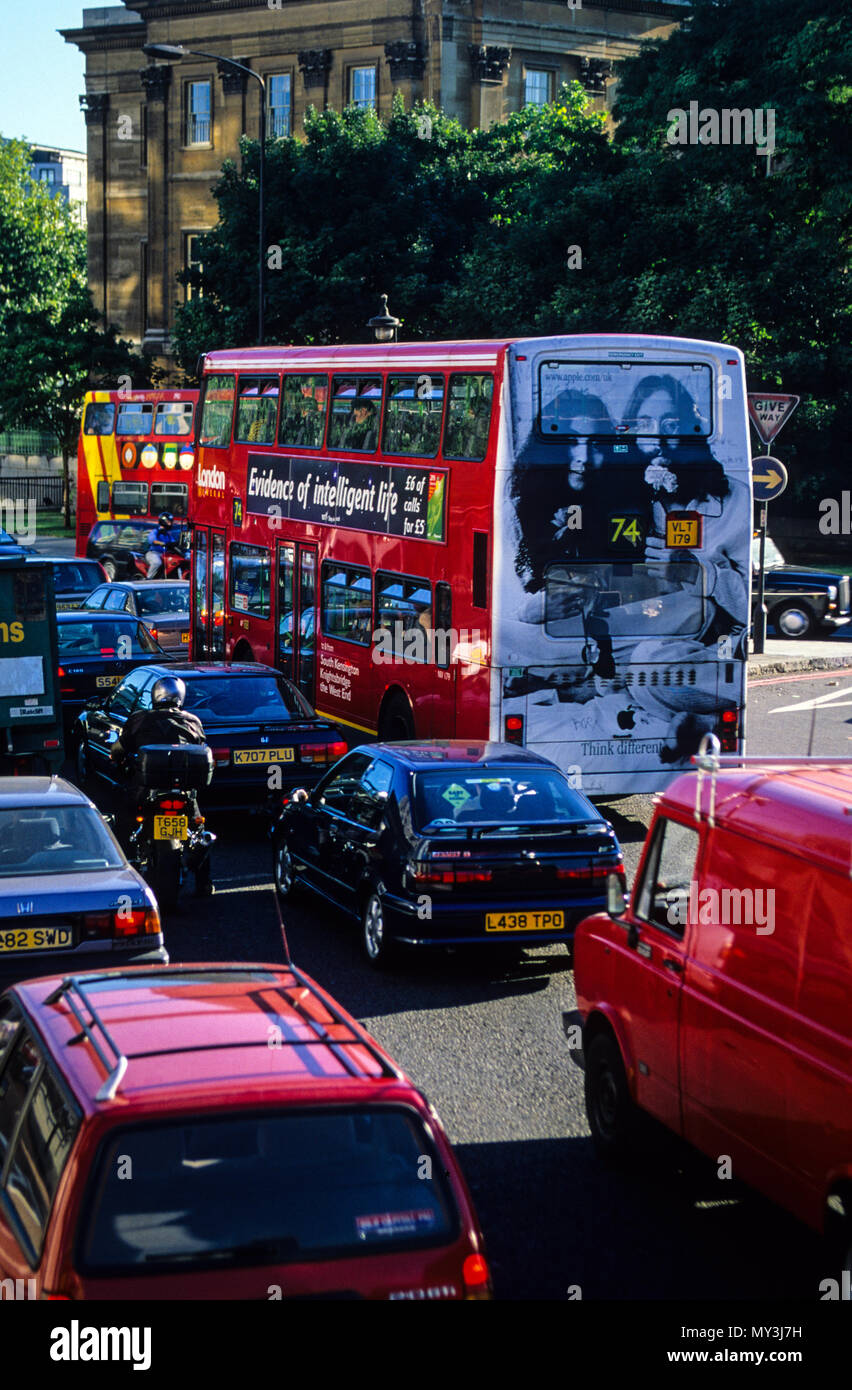 John Lennon & Yoko Ono, piensan diferente, Anuncio, Bus de Londres, Londres, Inglaterra, Reino Unido, GB. Foto de stock
