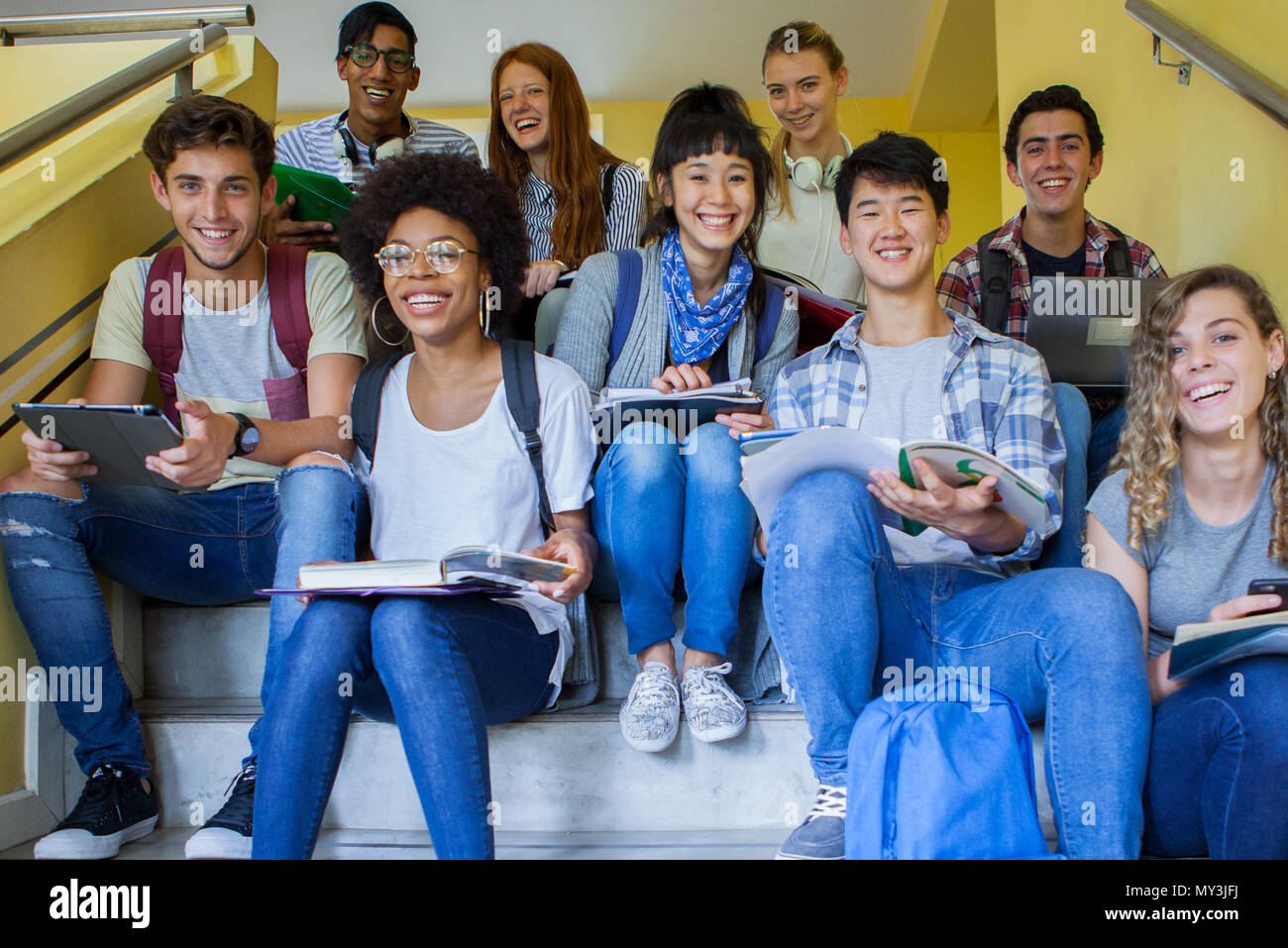 Un grupo de estudiantes universitarios que estudian en escaleras, Retrato Foto de stock