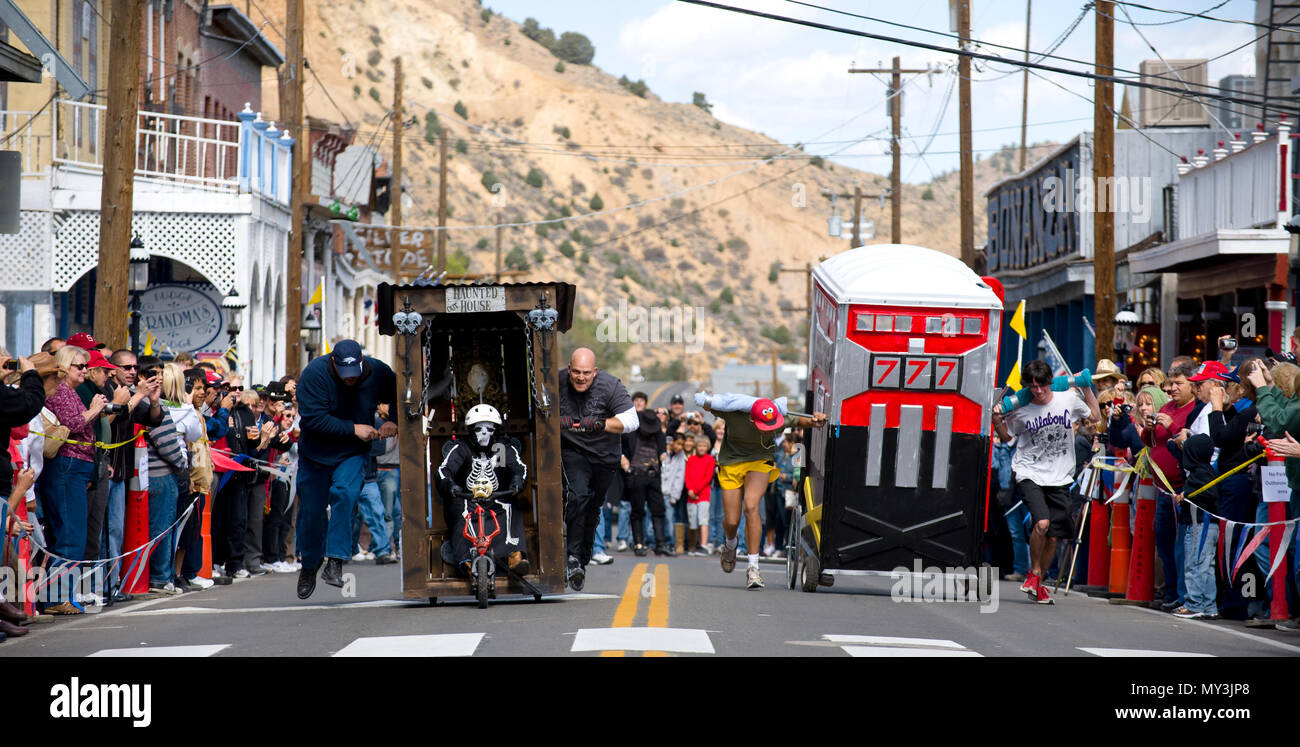 La tasa anual de Virginia City, Nevada, letrina carreras, una de las más peculiares celebraciones del viejo oeste que se pueden encontrar. Foto de stock