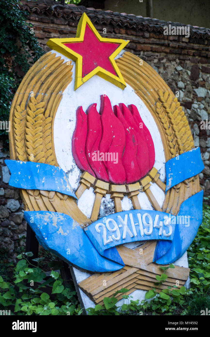 Nis, Serbia - Junio 04, 2018: símbolo nacional de la Yugoslavia comunista con la estrella roja y antorcha rodeado con césped en el parque de la ciudad de Nis, en Serbia Foto de stock