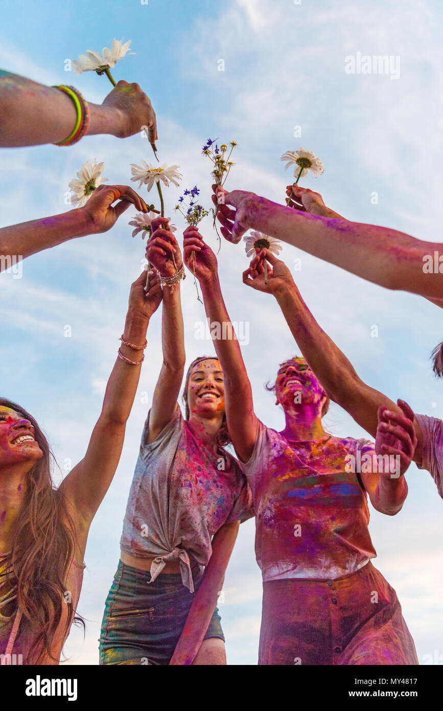 Alegres jóvenes amigos con colorida ropa chamomiles pintar sobre  celebración de holi festival Fotografía de stock - Alamy
