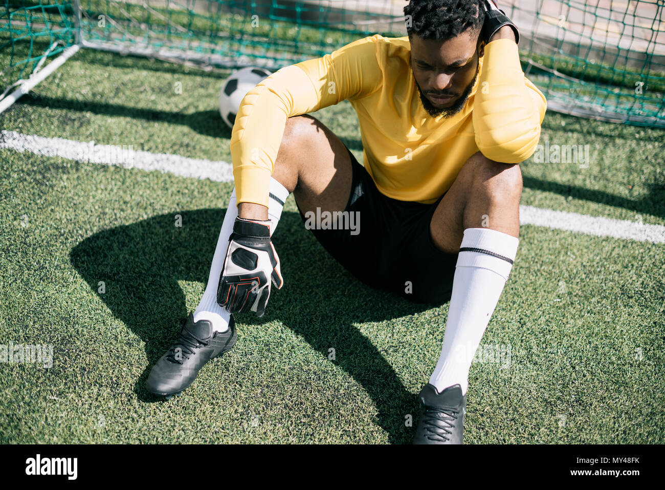 Sentado en el campo de futbol fotografías e imágenes de alta resolución -  Página 11 - Alamy