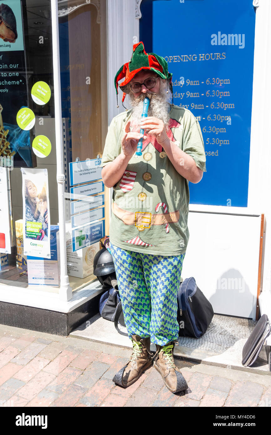 Músico callejero tocando la flauta, la Pantiles, Royal Tunbridge Wells, Kent, Inglaterra, Reino Unido Foto de stock