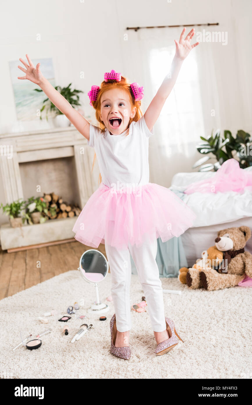 Emocionada niña vestidos de tutu de tul de la falda y tacones altos en casa  Fotografía de stock - Alamy