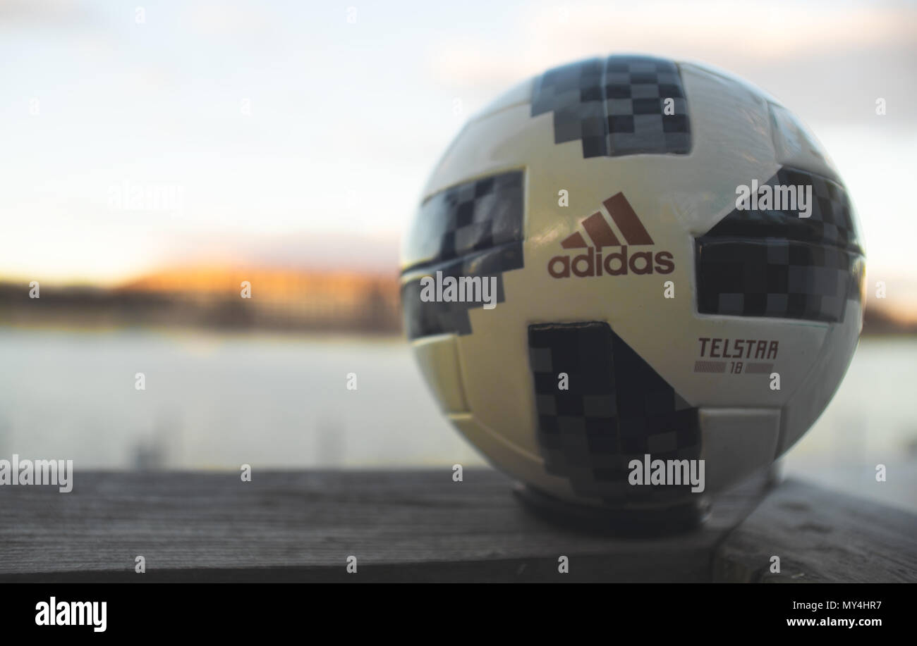 El 13 de abril de 2018, Moscú, Rusia, balón oficial de la Copa Mundial de  la Fifa 2018 Adidas Telstar 18 contra el telón de fondo del Estadio Luzhniki  en Moscú Fotografía de stock - Alamy