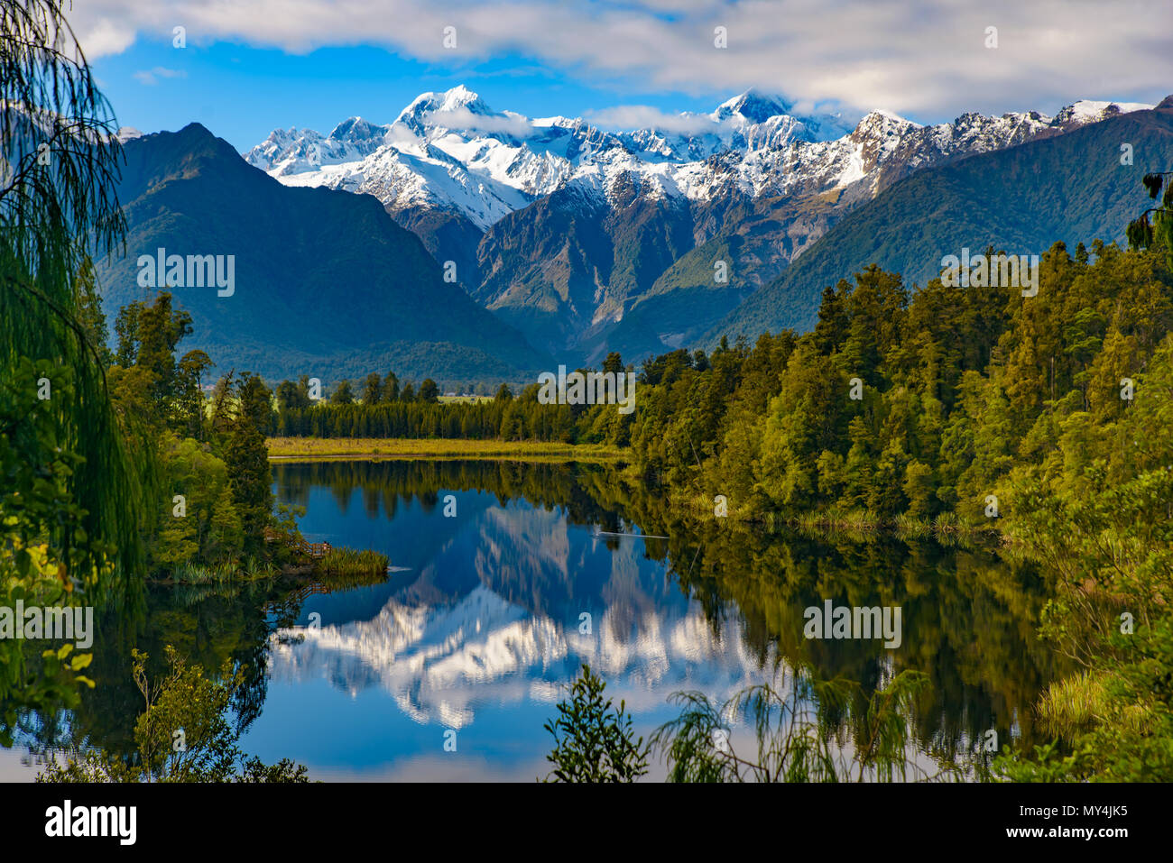 El lago Matheson con reflexiones sobre el agua, la costa oeste, Nueva Zelanda Foto de stock