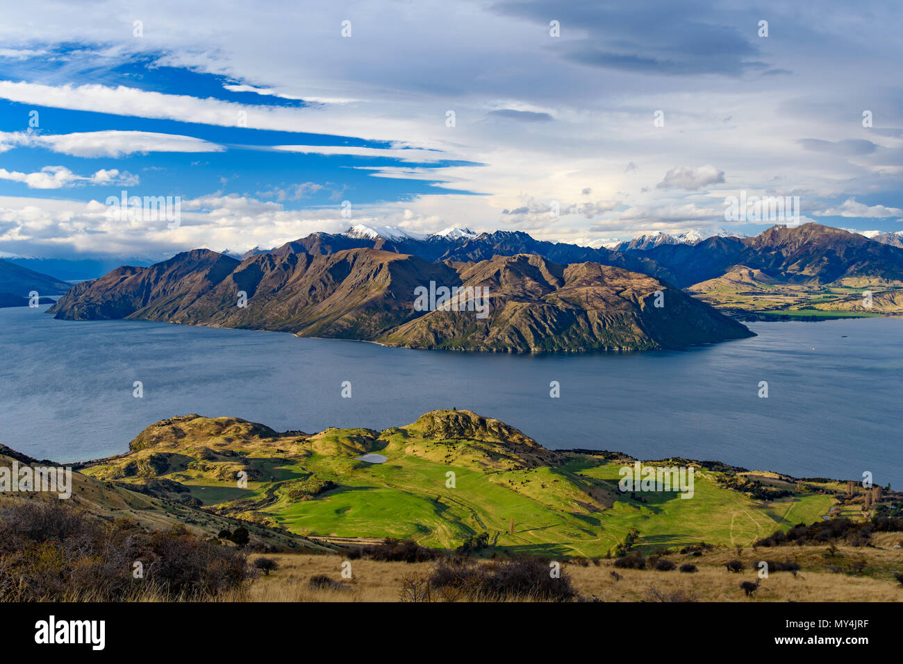 Vista del lago Wanaka con montañas, Isla del Sur, Nueva Zelanda Foto de stock