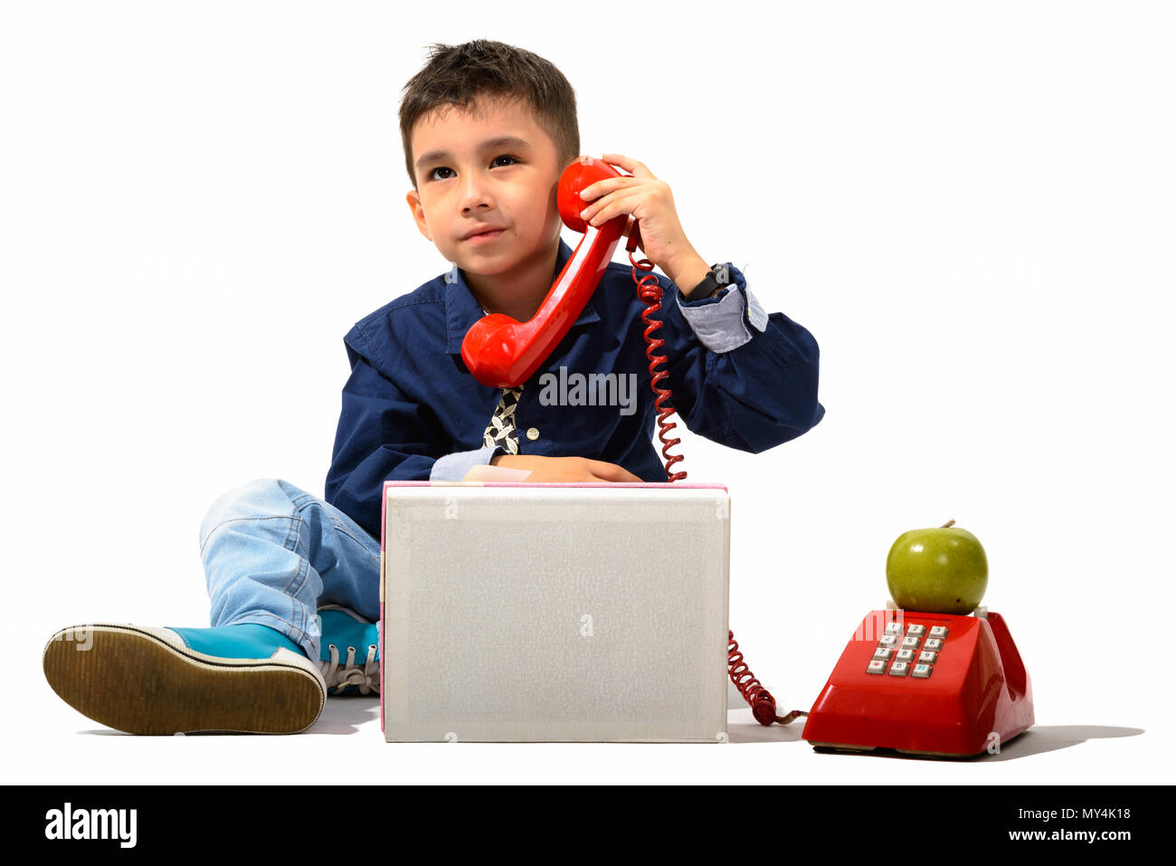 Foto de estudio de chico lindo hablar por teléfono mientras el pensamiento antiguo Foto de stock