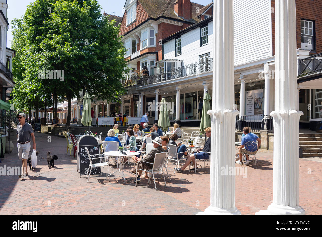 Restaurante al aire libre, la Pantiles, Royal Tunbridge Wells, Kent, Inglaterra, Reino Unido Foto de stock