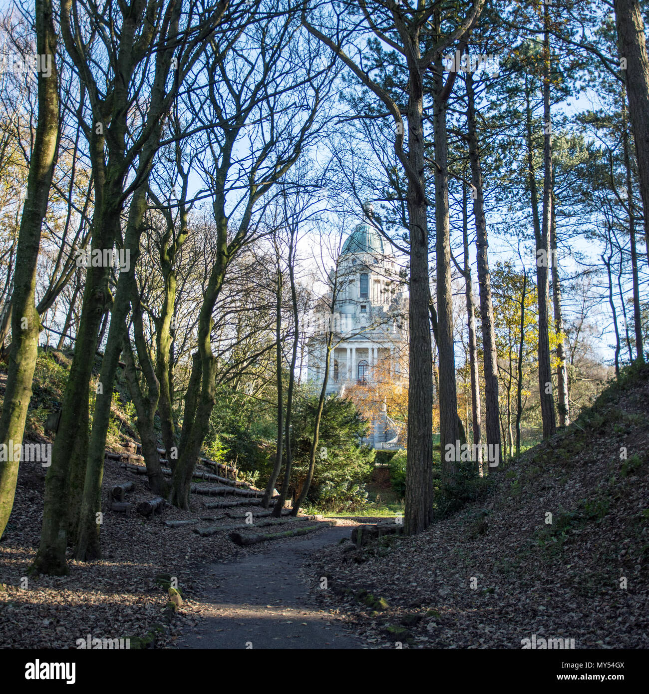 Lancaster, Inglaterra, Reino Unido - 12 de noviembre de 2017: la arquitectura barroca de los Ashton edificio conmemorativo es visible a través de los árboles del parque de Williamson. Foto de stock