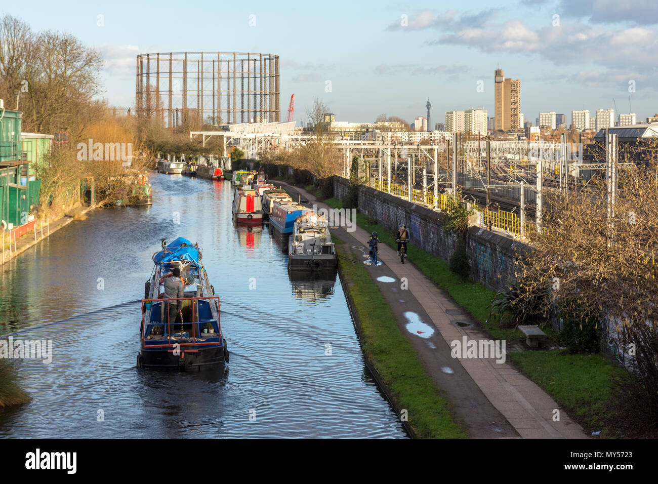 Londres, Inglaterra - 30 de enero de 2016: un tradicional narrowboat navegando el Grand Union Canal en Old Oak Common, un distrito industrial y las principales rede Foto de stock