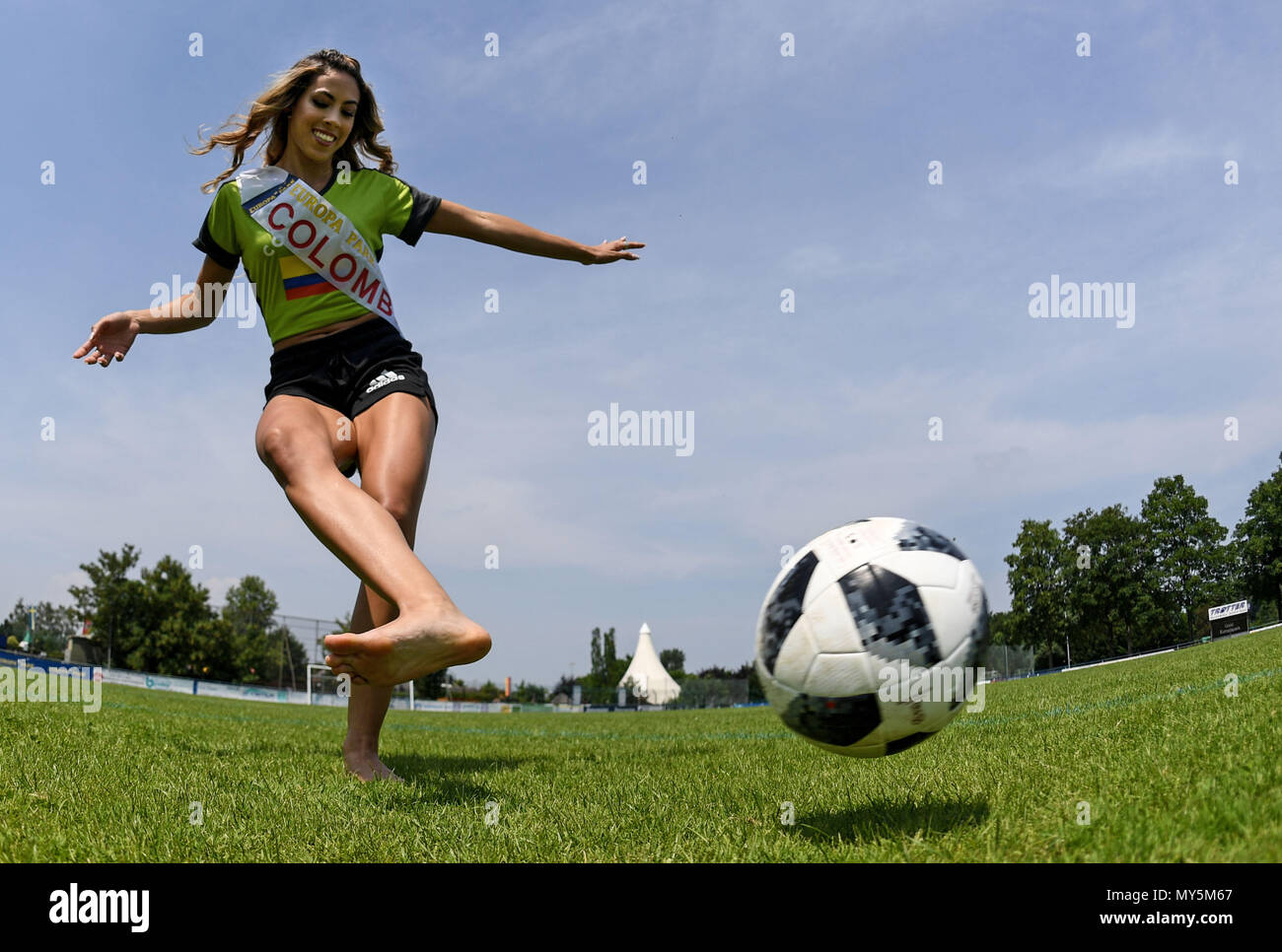 Rust, Alemania. 6 de Jun, 2018. Andrea Vasquez como Miss Colombia juega el  balón durante una photshoot para la elección de "Miss World Cup 2018' en el  Europa-Park. El 8 de junio