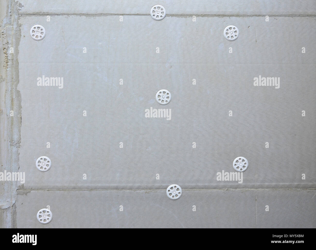 La textura de la pared, cubierto con espuma de color gris placas de poliestireno, que son con plástico espigas. Etapa de aislamiento de pared Fotografía de stock - Alamy