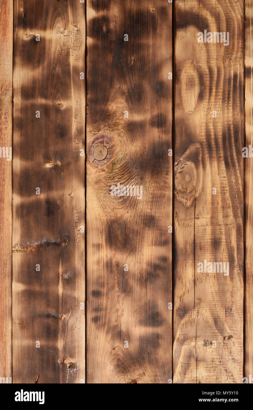 La textura de la pared de madera quemada. Muro de tablas largas de