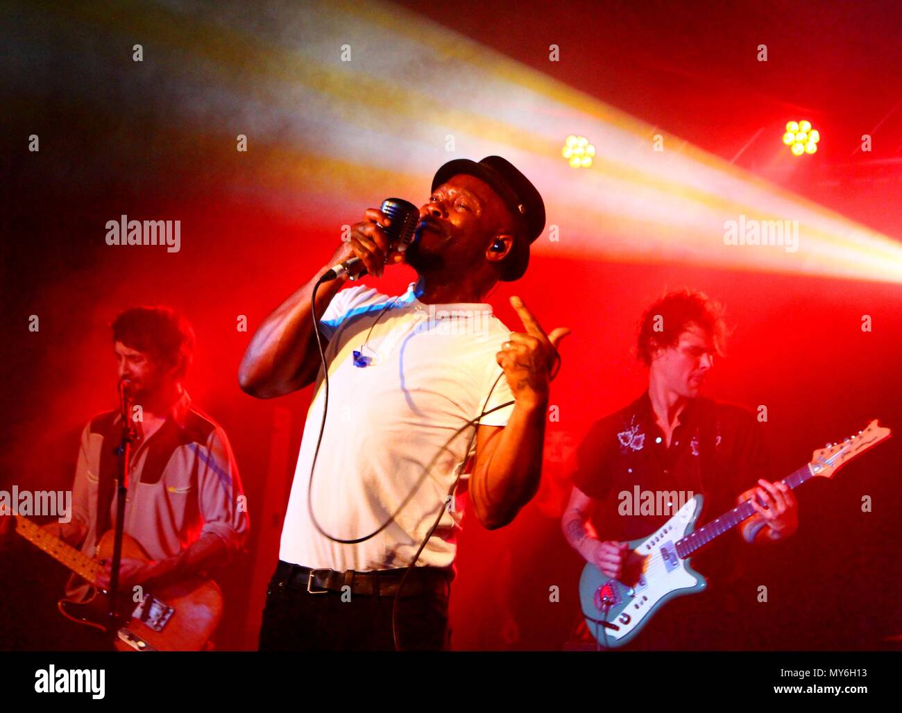 Frontman Kelvin Swaby tocando en vivo en Birmingham del O2 Arena. Foto de stock