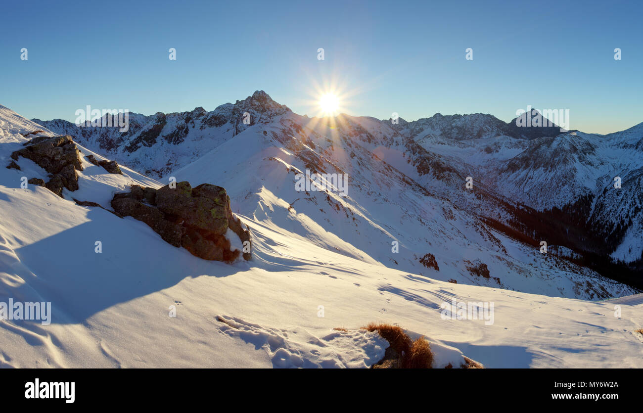 Montaña invernal en Polonia desde Tatras - Kasprowy Wierch Foto de stock