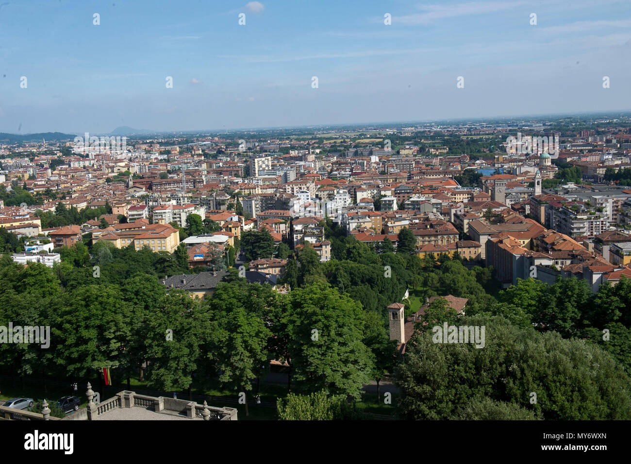 Europa, Italia, Lombardía, Bérgamo. Parte superior de la ciudad es una ciudad medieval de gran interés turístico y cultural. Panorama de la ciudad baja. Foto de stock