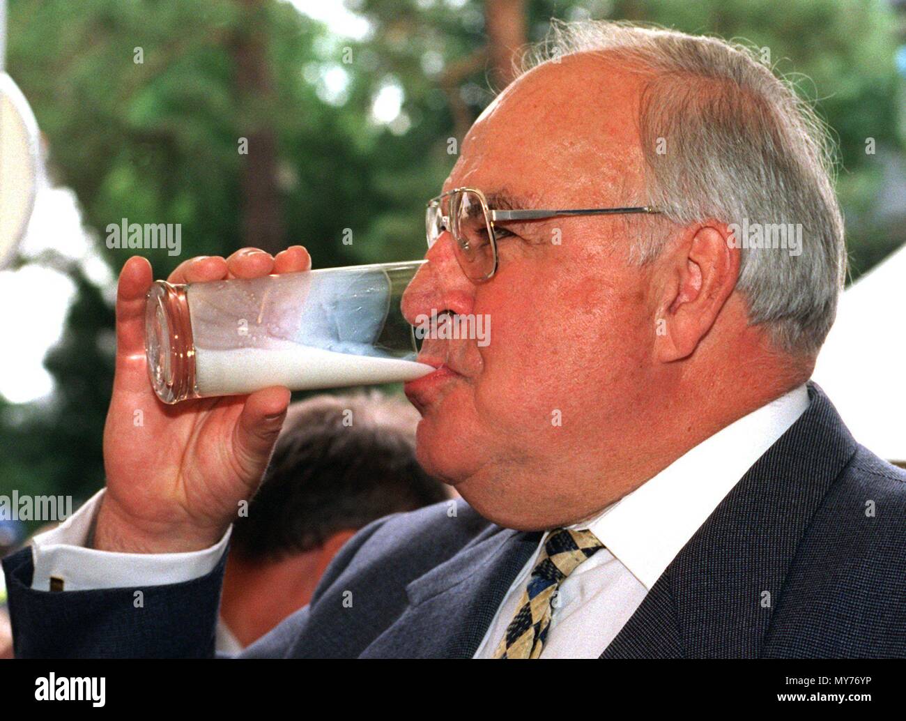 El canciller alemán Kohl bebe un vaso de leche durante el tradicional Kanzler-Kinderfest (lit. El canciller-niños parte), al que asistieron 3.000 niños de toda Alemania y celebridades forma política, ciencia y deportes, en Bonn, Alemania, el 7 de septiembre de 1995. Uso | en todo el mundo Foto de stock