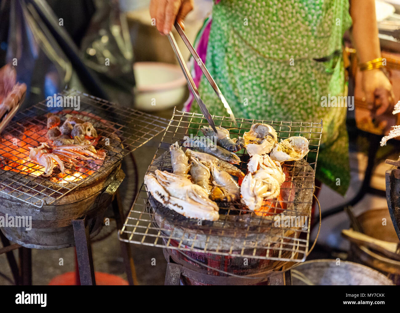 CHIANG MAI, Tailandia - 27 de agosto: vendedor de comida Cocina mariscos en el mercado del sábado noche, (Calle) el 27 de agosto de 2016 en Chiang Mai, Tailandia. Foto de stock
