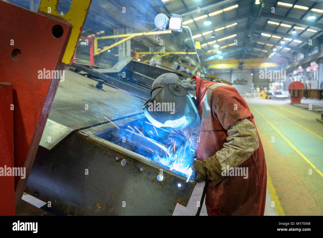 Trabajo soldador en la fábrica de remolque Fotografía de stock - Alamy
