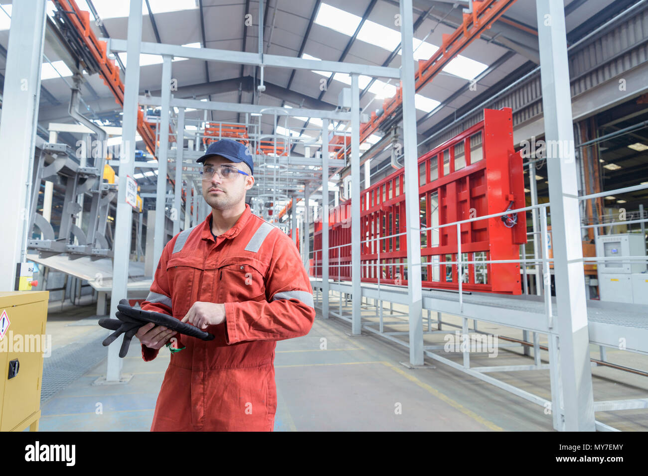Retrato de trabajador con tableta digital en fábrica de remolque Foto de stock