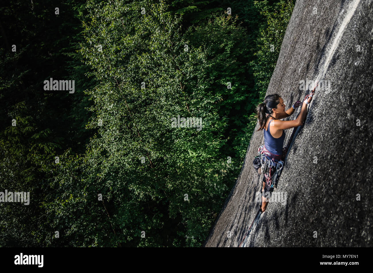 Hembra escalador, escalada de roca de granito (el Jefe), niveles elevados de vista, Squamish, Canadá Foto de stock
