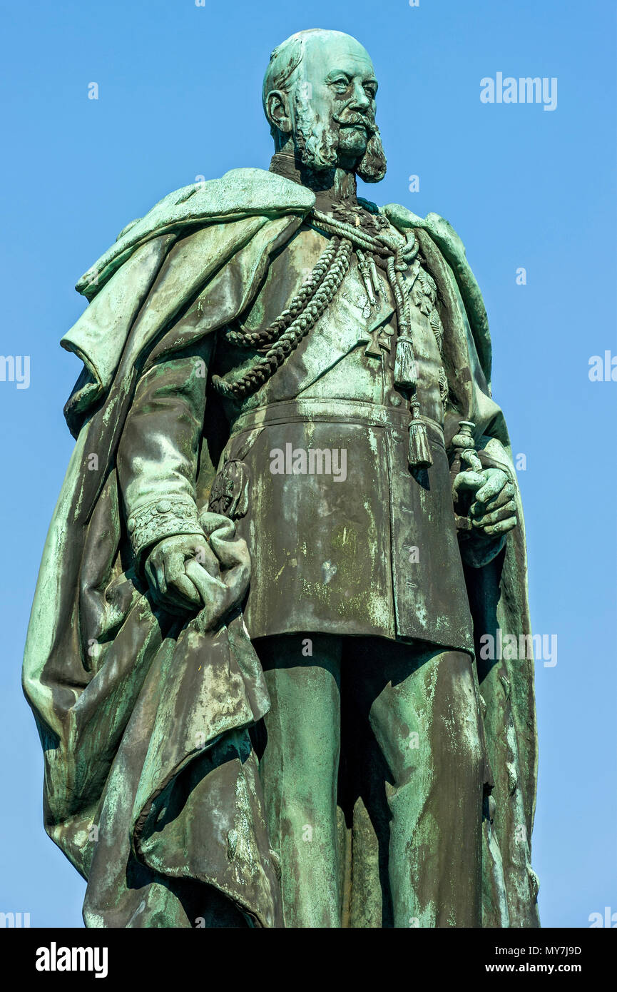 Monumento del honor, la estatua de bronce del Kaiser Wilhelm I., jardín spa de Bad Homburg, Hesse, Alemania Foto de stock