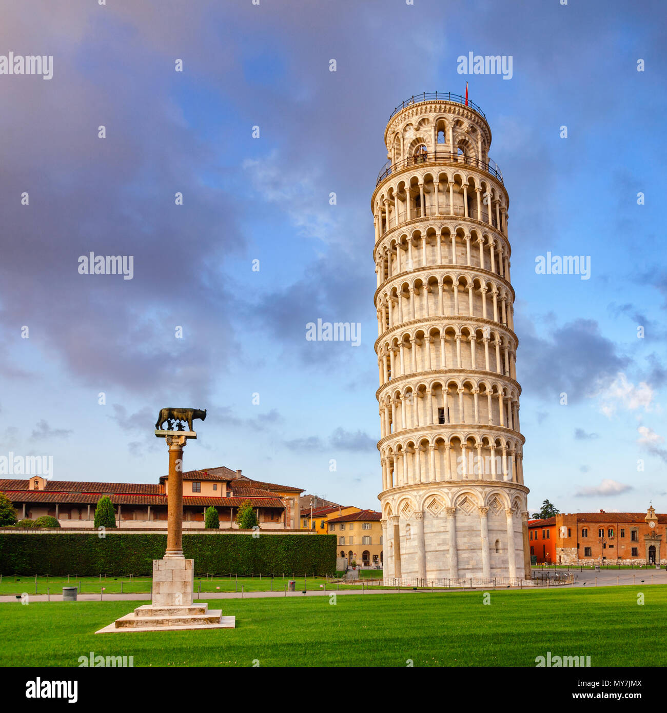 Torre de Pisa medieval (Torre di Pisa) en la Piazza dei Miracoli (Piazza del Duomo), famoso sitio de Patrimonio Mundial de la UNESCO y atracción turística Foto de stock