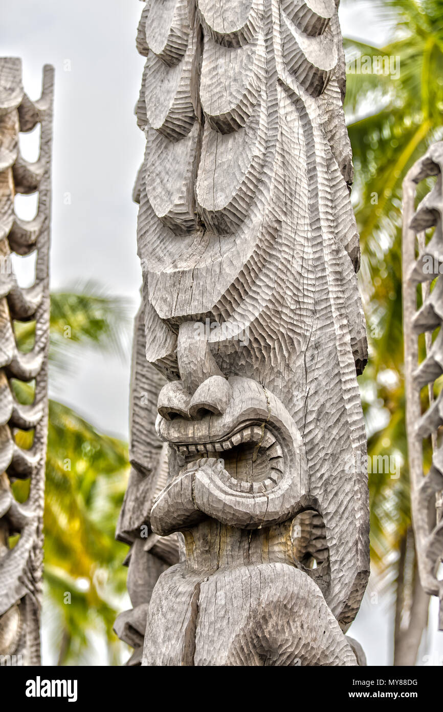 Dios polinesio en el Parque Histórico Nacional Puuhonua o Honaunau Foto de stock