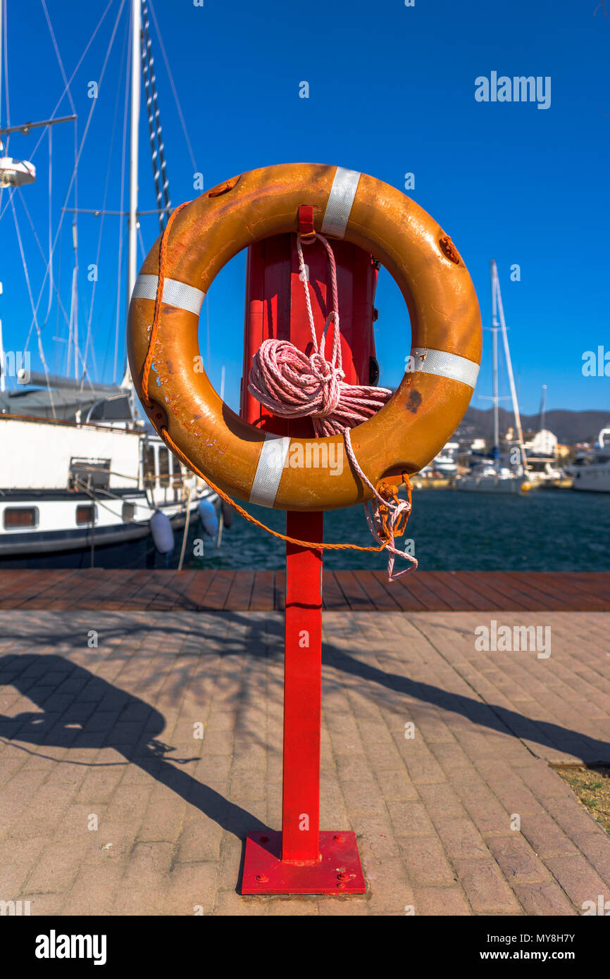 Usa busca salvavidas en un poste en la bahía de Roses, España Foto de stock