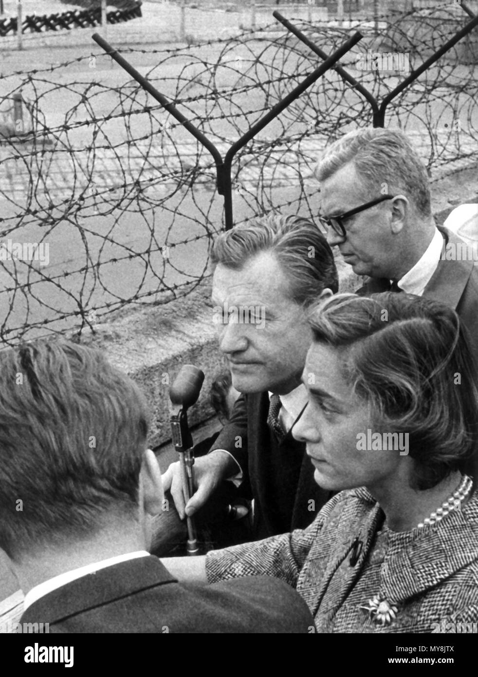 Nelson A. Rockefeller (C), el gobernador republicano del Estado de Nueva York, nos visita el muro de Berlín en la Potsdamer Platz con su esposa Margaretta aka 'feliz' el 29 de septiembre de 1963. Uso | en todo el mundo Foto de stock