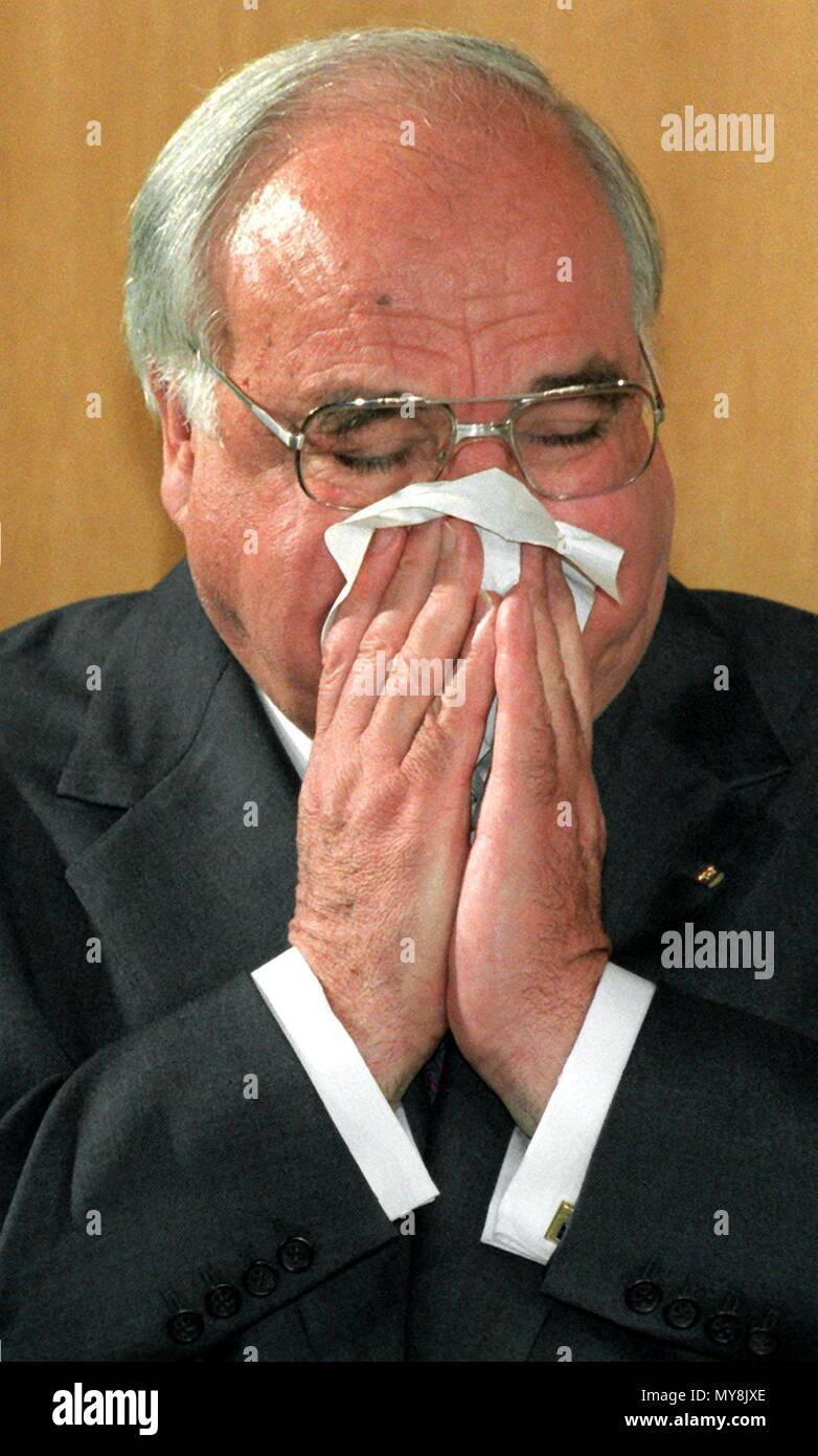 El canciller alemán Helmut Kohl, que tiene un resfriado, sopla su nariz durante una ceremonia de premios para el ex ministro de Asuntos Exteriores polaco Bartoszewski, el 2 de julio de 1997. Uso | en todo el mundo Foto de stock