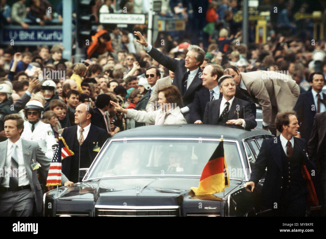 El presidente estadounidense Jimmy Carter (C arriba, con el brazo extendido), su esposa Rosalynn (debajo de él), Alcalde de Berlín Oeste Dietrich Stobbe (R junto a Carter), y el canciller alemán Helmut Schmidt (R junto a Stobbe) conduciendo a través de Berlín en un coche abierto el 15 de julio de 1978. El presidente estadounidense Jimmy Carter llegó en la tarde del 15 de julio de 1978, para una visita de 4 horas en Berlín. Alrededor de 150.000 berlineses Kurfuerstendamm forrado para ver al Presidente de los Estados Unidos. Uso | en todo el mundo Foto de stock