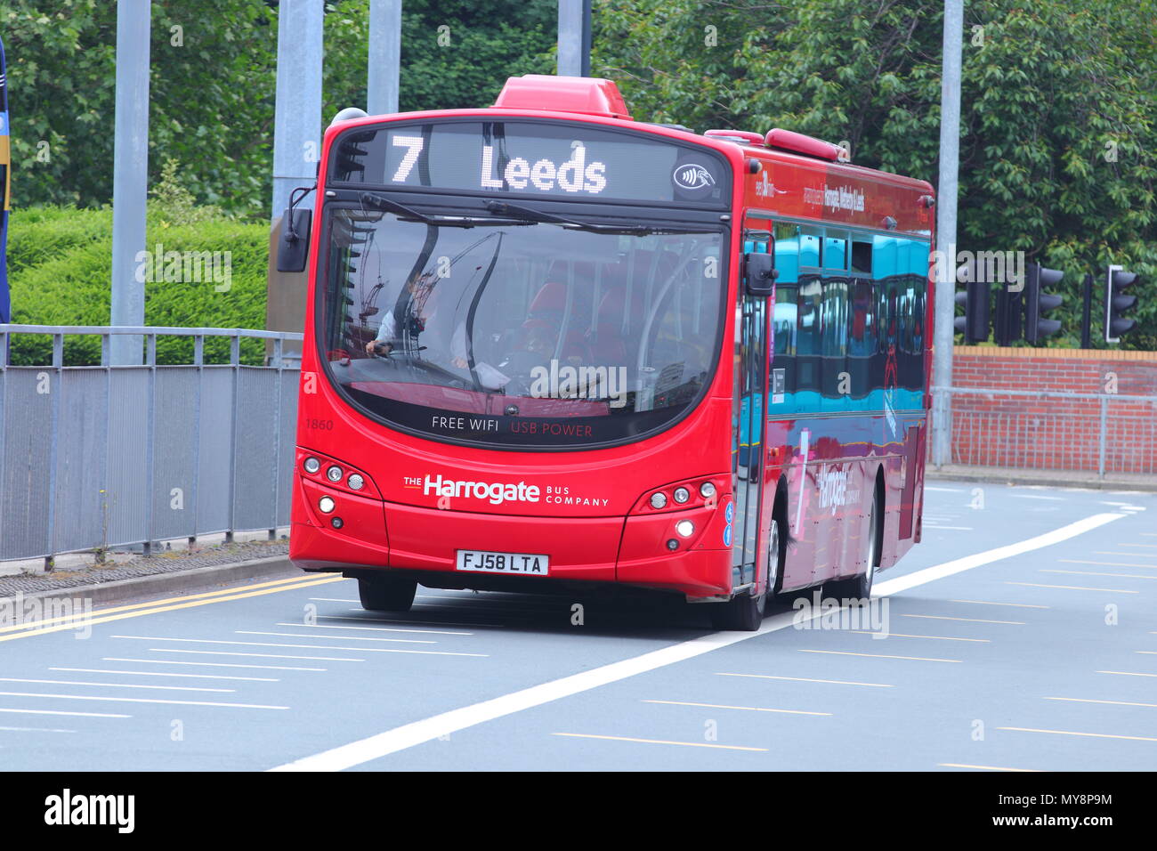 La Compañía de Autobuses Harrogate autobús número 7 a punto de partir de la  estación de autobuses de Leeds Fotografía de stock - Alamy