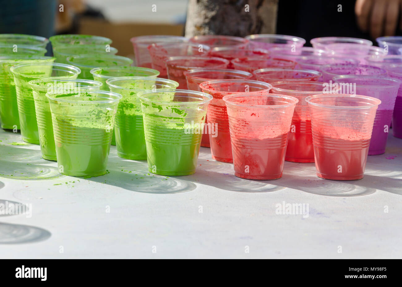 Madrid, España, 3 de junio. Celebración de Holi Madrid en Luna cuadrada con un stand en la vista anterior. Foto de stock