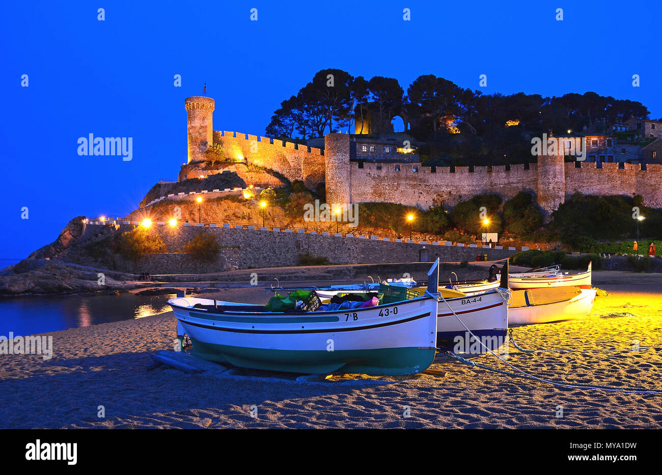 Barcos de pesca en la playa, detrás de la muralla de la ciudad vieja, casco antiguo de Vila Vella, Tossa de Mar, Costa Brava, Cataluña, España Foto de stock