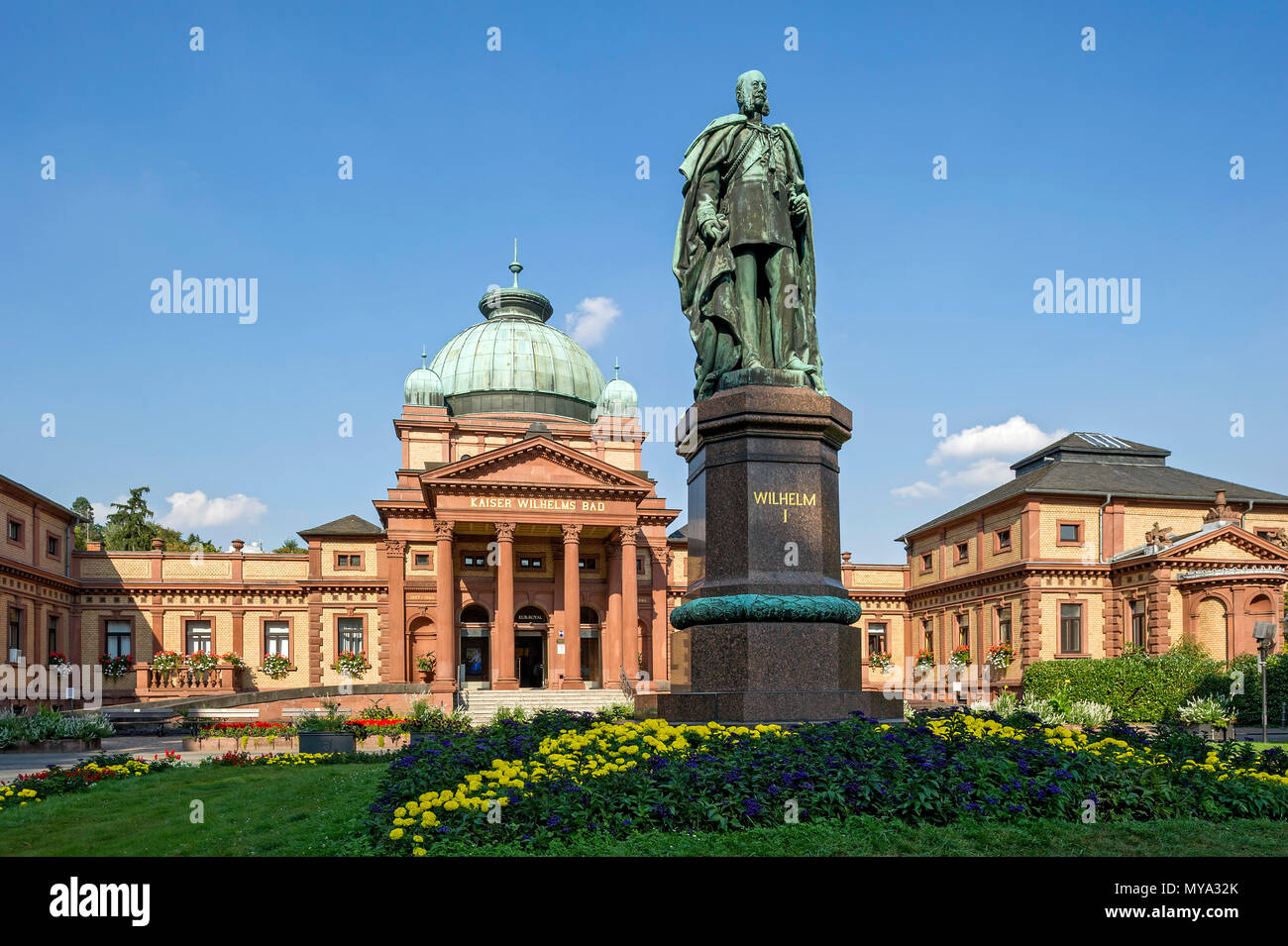 Kaiser-Wilhelms-mala, la estatua del Kaiser Wilhelm I., monumento de bronce, jardín spa de Bad Homburg, Hesse, Alemania Foto de stock