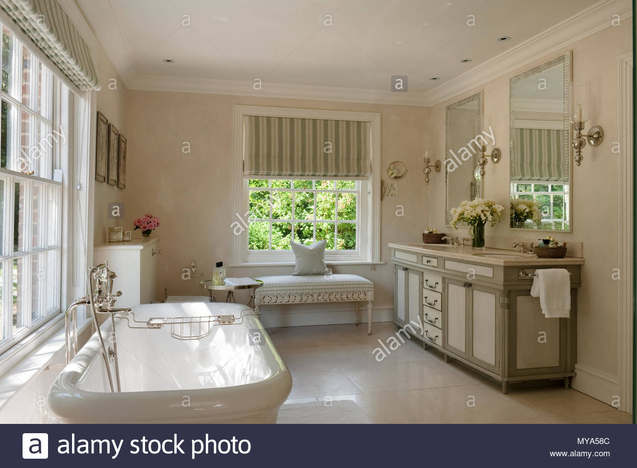 Elegante cuarto de baño Foto & Imagen De Stock: 188923068 - Alamy Elegante cuarto de baño Foto & Imagen De Stock: 188923068 - Alamy